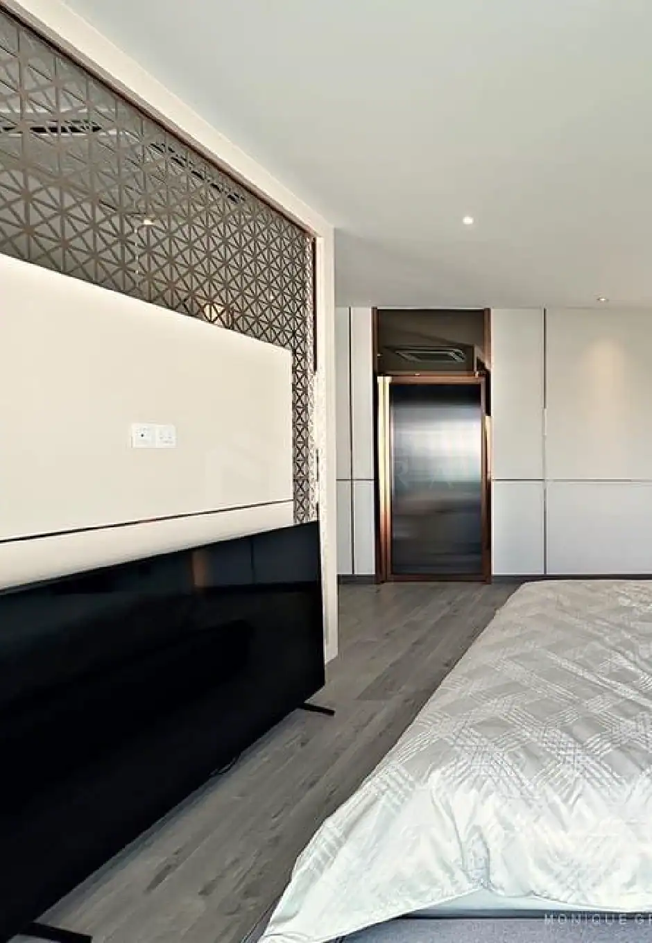 Golden stainless steel trim accentuates modern bedroom decor with sleek, high-quality finishes. Features include stainless steel fixtures and stylish gold-colored accents, creating an elegant and contemporary atmosphere. Perfect for luxurious interior design.
