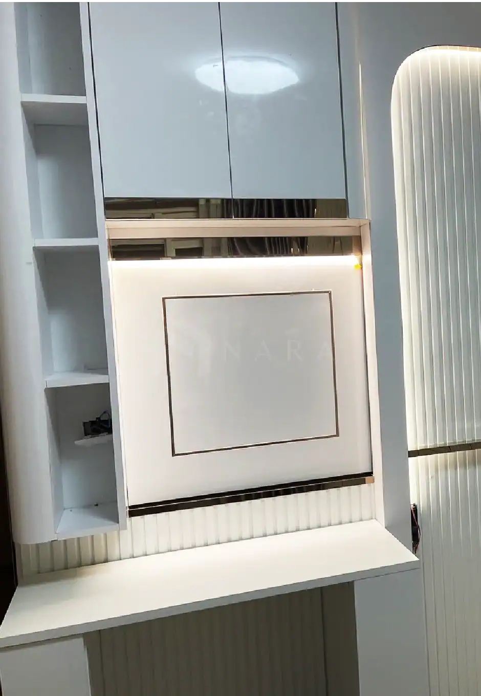 1. Gold stainless steel corner trim for modern interior decor, added elegance and durability, suitable for kitchens and living spaces.