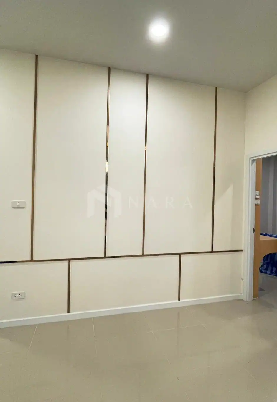Shiny gold stainless steel corner trims for wall decoration, modern interior wall panels with gold accents, ideal for sophisticated home or office design.