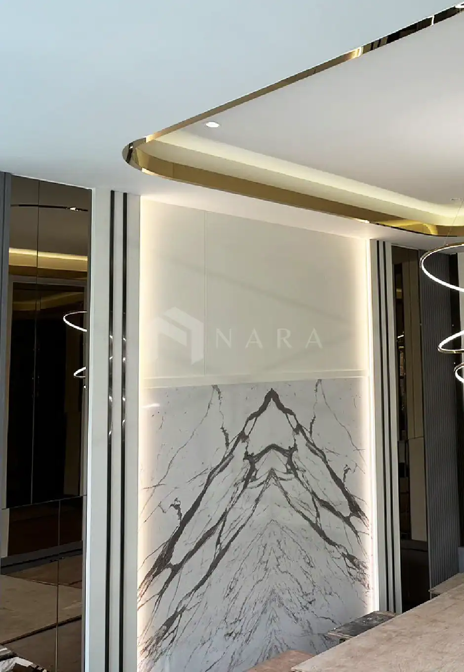 Luxurious gold stainless steel corner trim used for modern interior decoration, adding elegance to walls and ceilings with a sleek, high-end appearance. Perfect for upscale design projects.