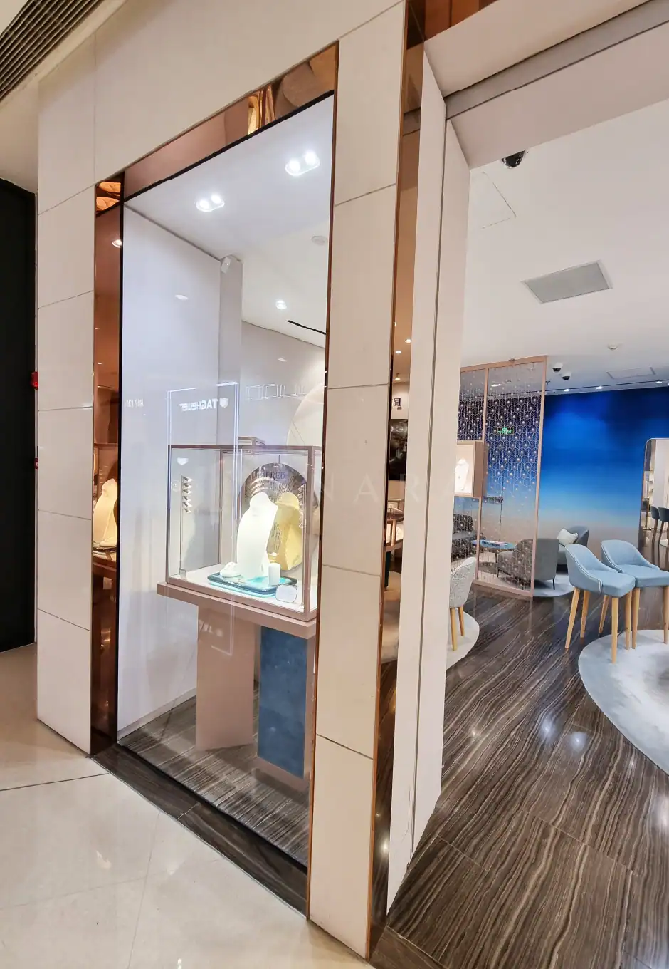 Shiny gold-colored stainless steel decorative corner trim used for interior design accents at a modern showroom. Ideal for enhancing elegant and luxurious aesthetics in commercial or residential spaces.
