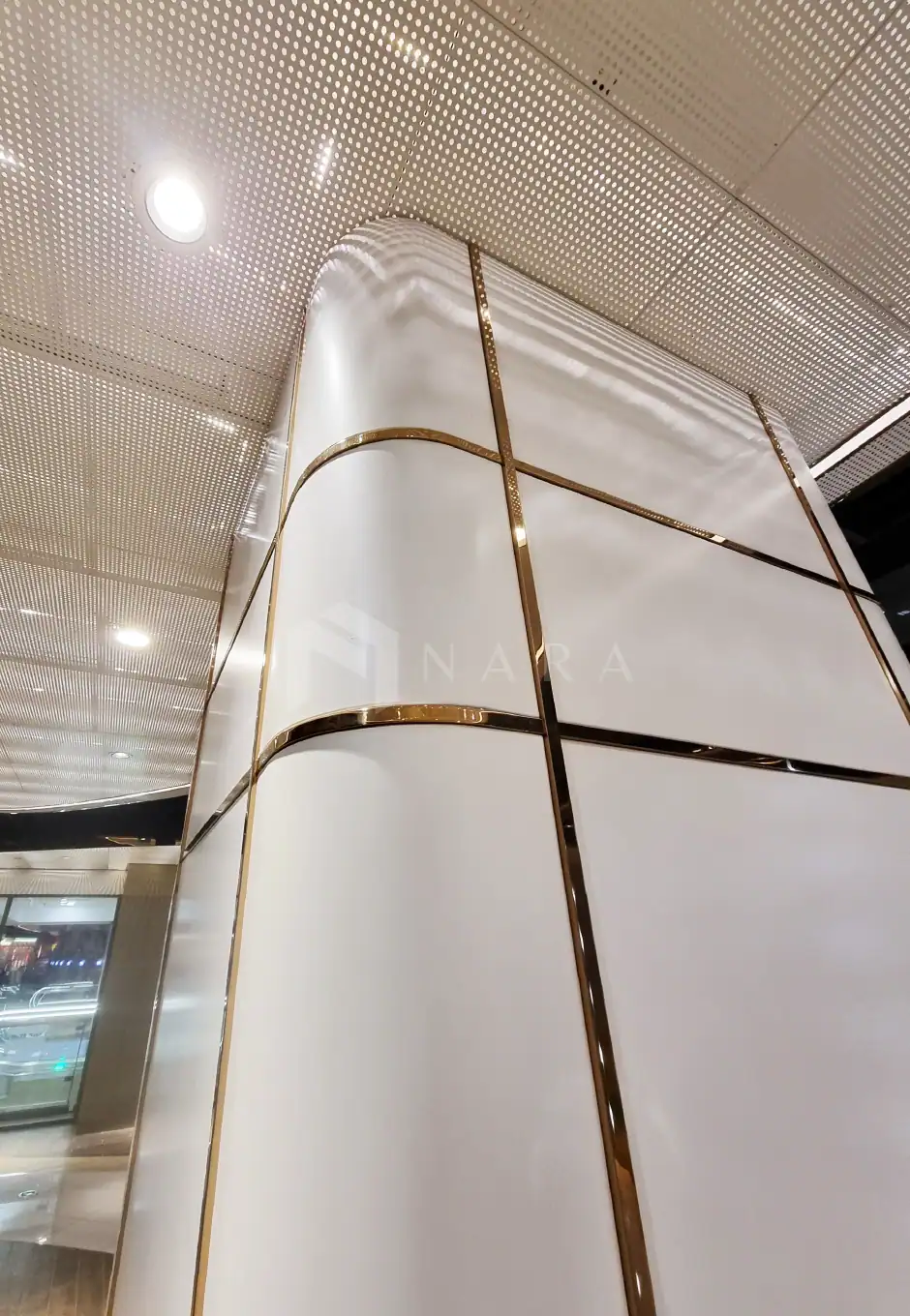 Sleek white stainless steel with gold accents, modern decor element, luxurious design, perfect for upscale interiors, elegant finish, high-quality stainless steel ornament, stylish interior accent.