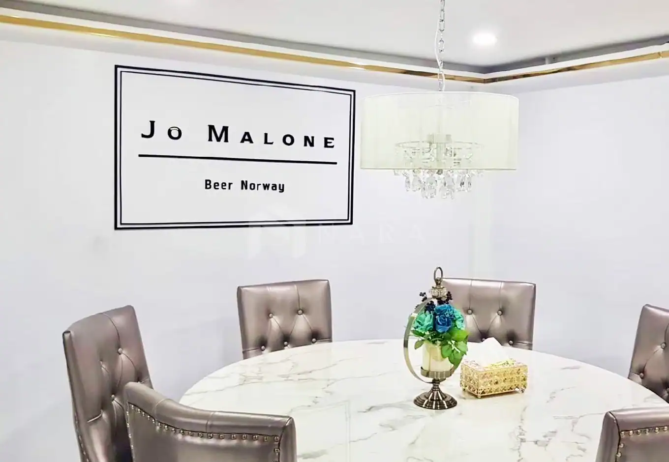Shiny gold stainless steel corner trim used for interior decor, enhancing the elegance of the room with a luxurious touch.