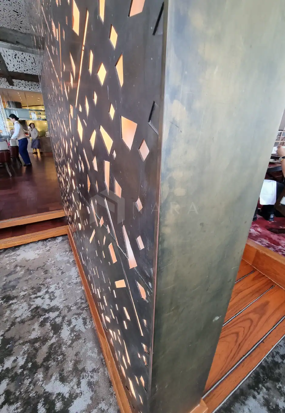 Vibrant gold-colored stainless steel decorative trim with a geometric pattern, enhancing the aesthetic appeal of modern interior spaces, suitable for walls and partitions.