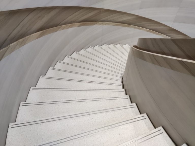 ตัวอย่างการติดตั้งจมูกบันไดสแตนเลสสไตล์หรูหรา