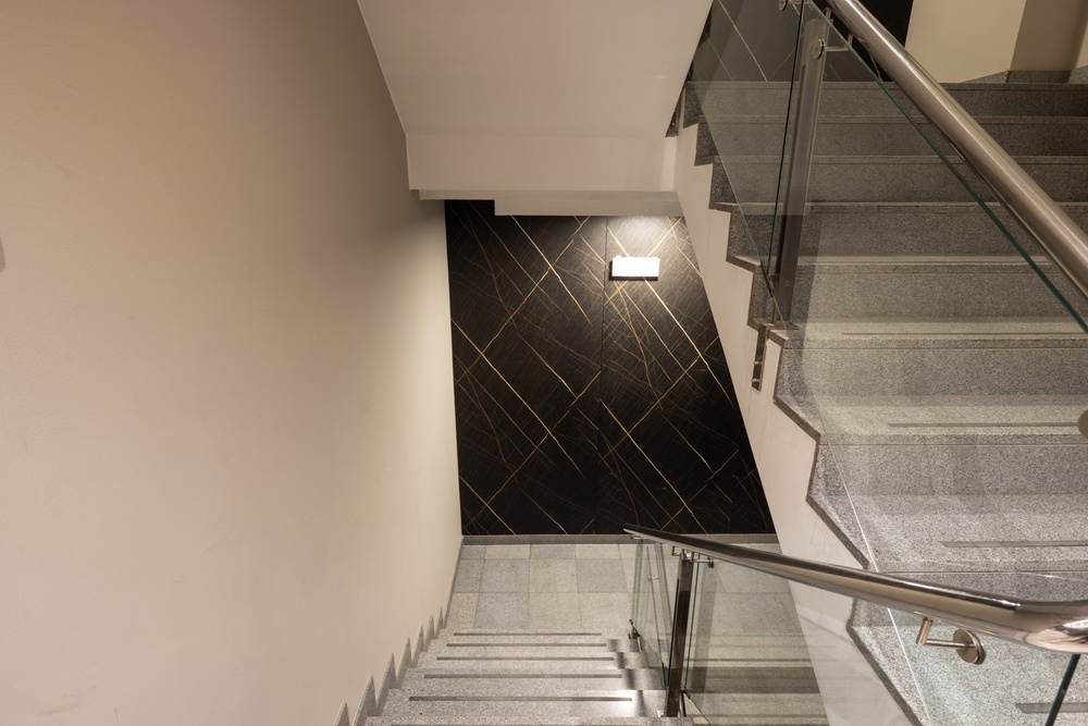 ตัวอย่างการติดตั้งจมูกบันไดสแตนเลสในโรงแรมหรู