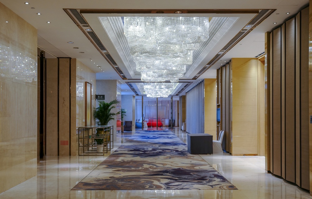 ฝ้าหลุมที่ผสมผสานไฟซ่อนและคิ้วสแตนเลส