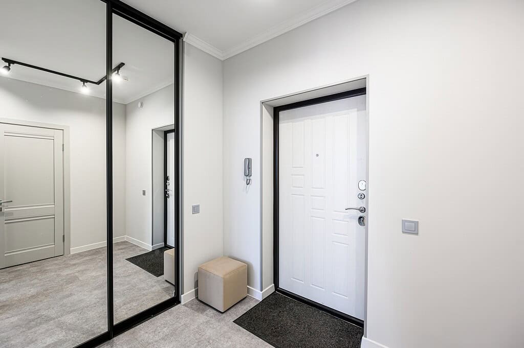 การนำสแตนเลสสีดำด้านมาใช้ตกแต่งกรอบประตู