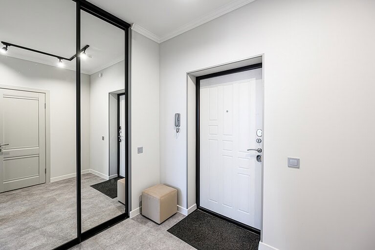 การนำสแตนเลสสีดำด้านมาใช้ตกแต่งกรอบประตู