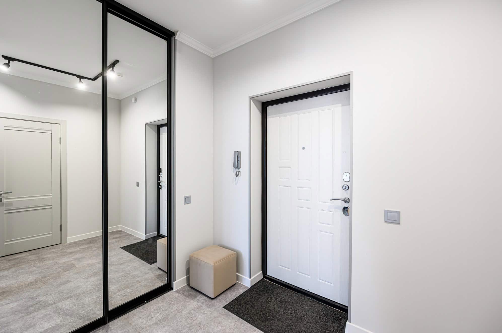 การนำสแตนเลสสีดำด้านมาใช้ตกแต่งกรอบประตู