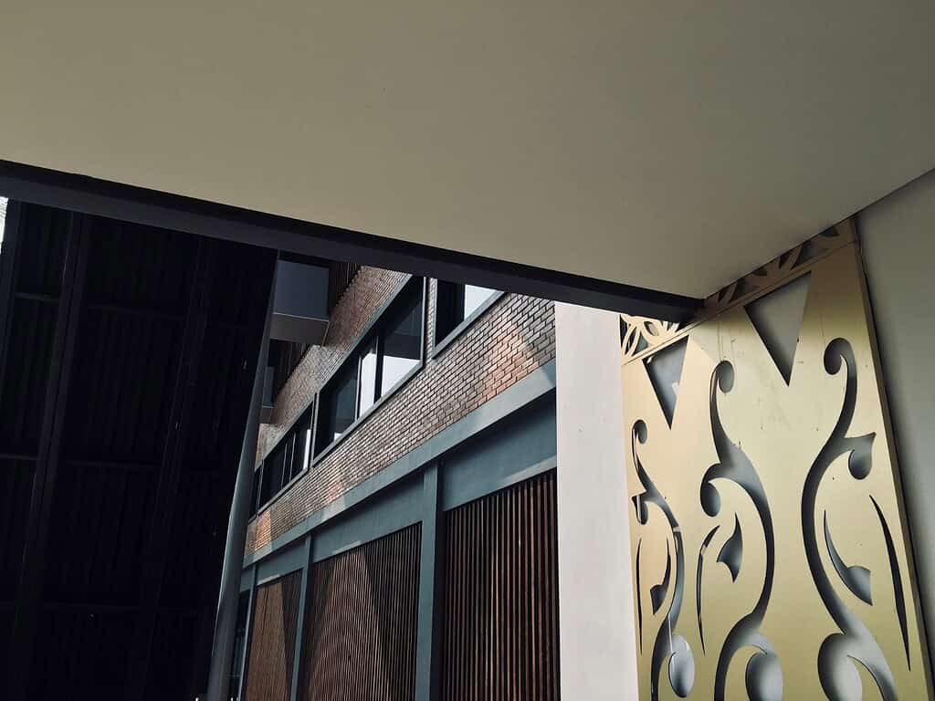 การใช้สแตนเลสตกแต่งผนังในรีสอร์ท