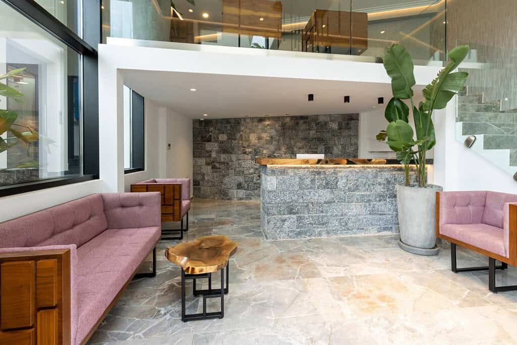 การใช้สแตนเลสสีทอง ช่วยเพิ่มความอบอุ่นบริเวณล็อบบี้รีสอร์ท