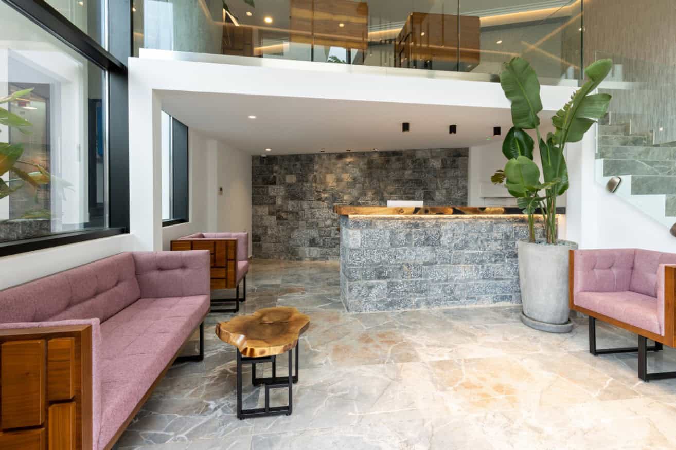 การใช้สแตนเลสสีทอง ช่วยเพิ่มความอบอุ่นบริเวณล็อบบี้รีสอร์ท