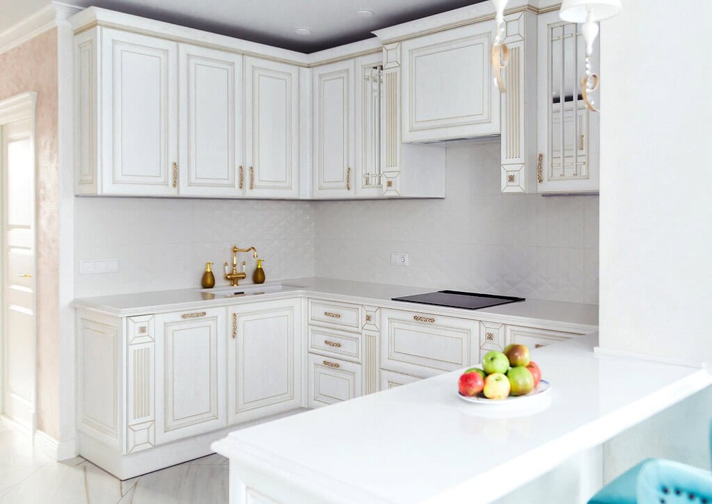 ไอเดียการใช้คิ้วสแตนเลสในงานตกแต่งระหว่างชั้นวางของและรอบขอบผนังบิลต์อิน