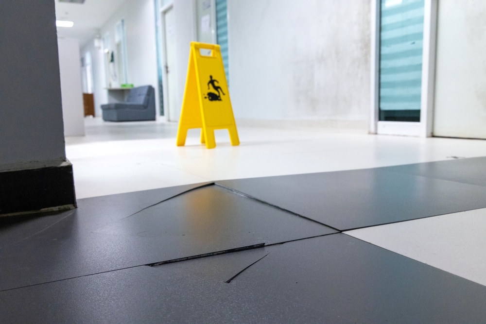 กระเบื้องบิ่นจากการใช้งานโดยไม่ได้ติดตั้งคิ้วสแตนเลส