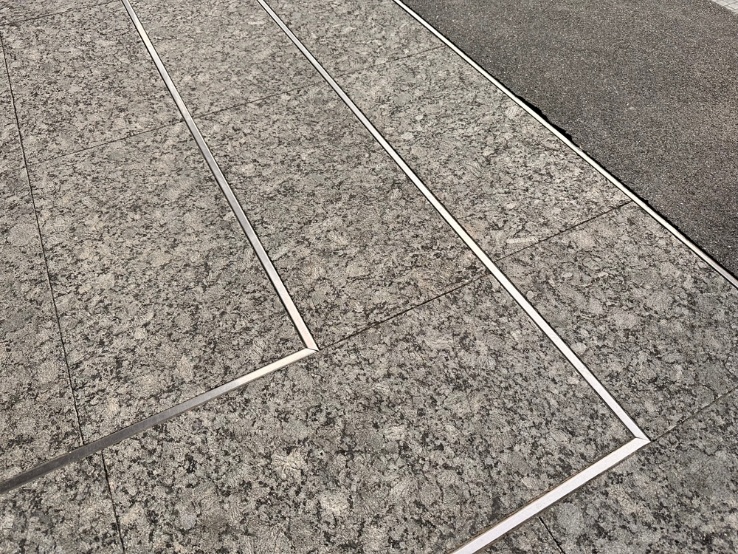 คิ้วสแตนเลสตัวยูช่วยเพิ่มความสวยงามให้พื้นหินแกรนิตและเสริมความคงทนได้