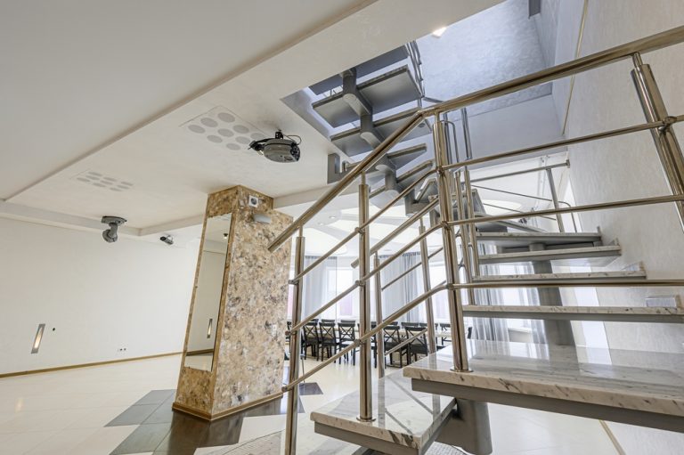 หุ้มตกแต่งเสากลางบ้านด้วยหินอ่อนเสริมความหรูหรา