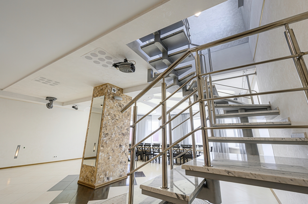 หุ้มตกแต่งเสากลางบ้านด้วยหินอ่อนเสริมความหรูหรา