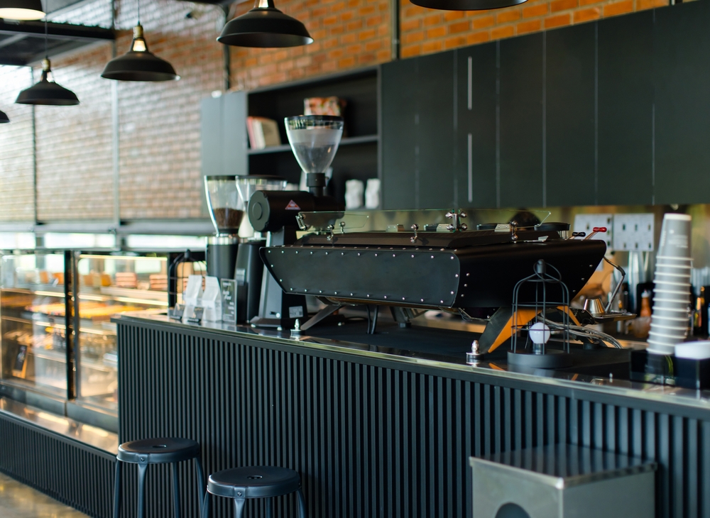 ตกแต่งคาเฟ่สไตล์โมเดิร์น คุมโทนสีดำ น้ำตาล และโลหะ