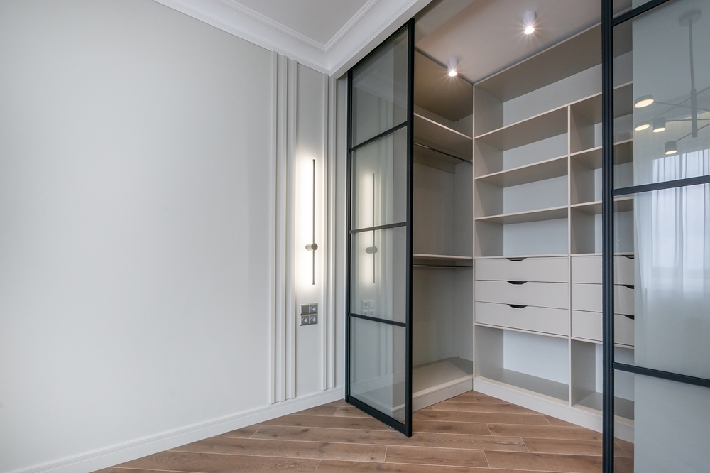 สามารถออกแบบ Walk-in Closet ให้มีประตูกั้น เพื่อความเป็นสัดส่วน