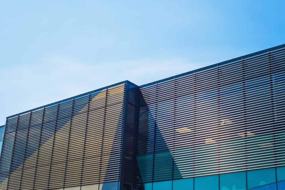 เทคนิค-Cladding-คือการนำวัสดุอีกชั้นหนึ่งมาติดปิดทับลงบนโครงสร้างหลักของอาคาร
